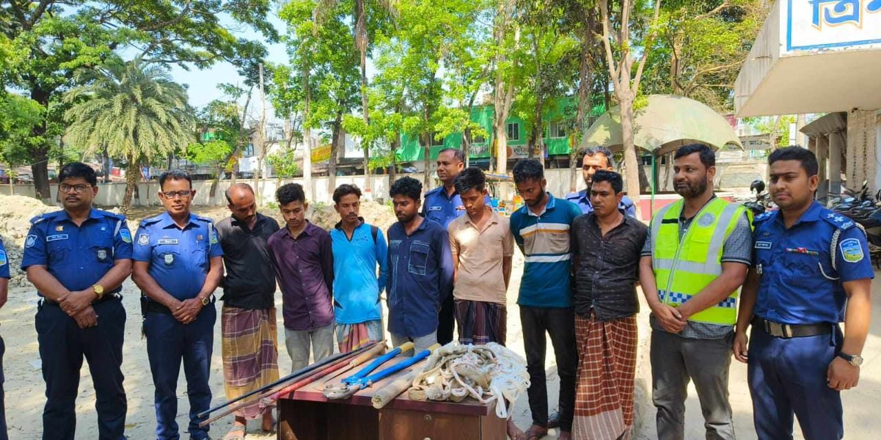 ত্রিশালে ২৫ মামলার আসামী সহ ৭ ডাকাত গ্রেফতার